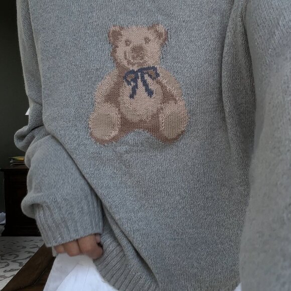 HOLLISTER: Easy Bow Graphic Crew Sweater - Picture 5 of 10